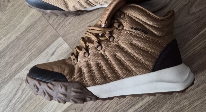 Vand incaltaminte sport Lotto, marime 42, nepurtati, bej, 220 lei, neg.